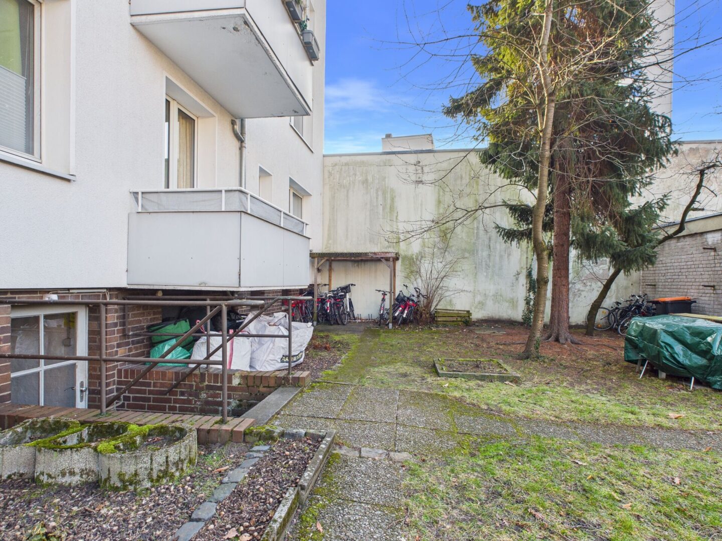 Rückansicht mit Balkon