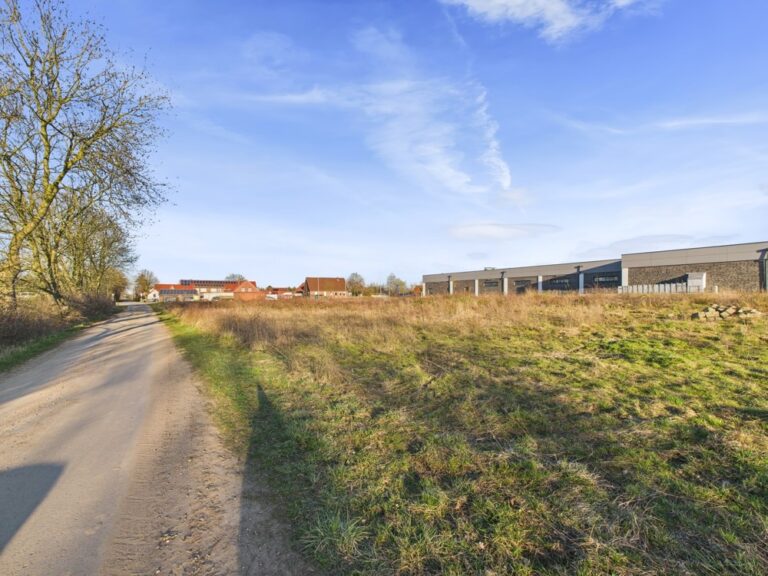 Feldweg am Grundstück